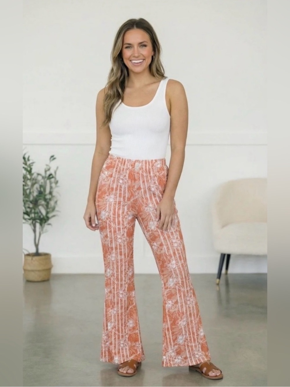 💞 Floral Coral Boot‑Cut Pants with White Print NWT - Picture 4 of 6